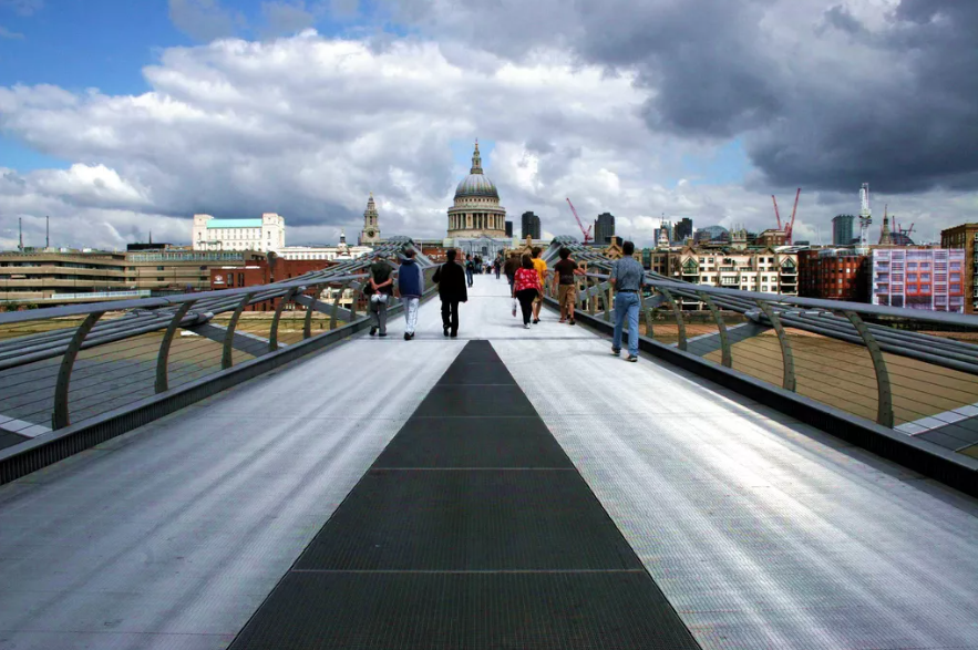 Millennium bridge - naturelokserte aluminiums profiler