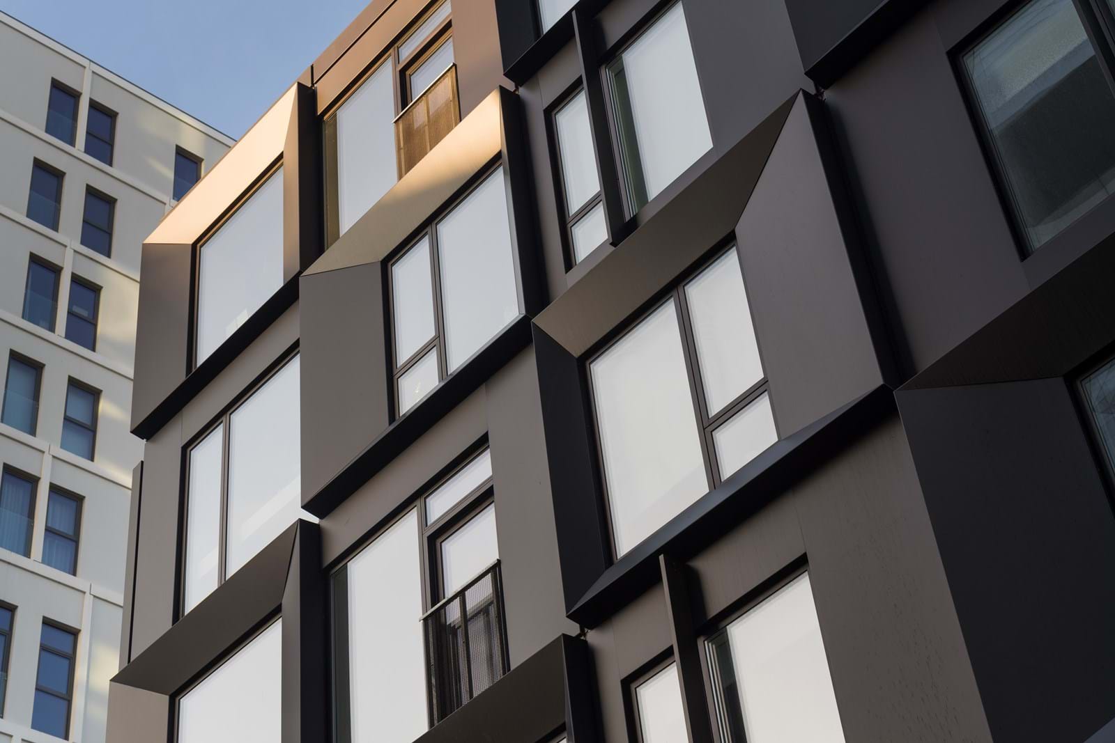 Aluminium fasade kledd med farget eloksering
