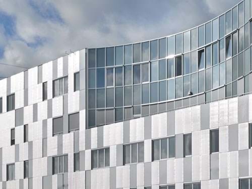 Urban fasade nær sjøen med ubehandlet aluminiumskledning