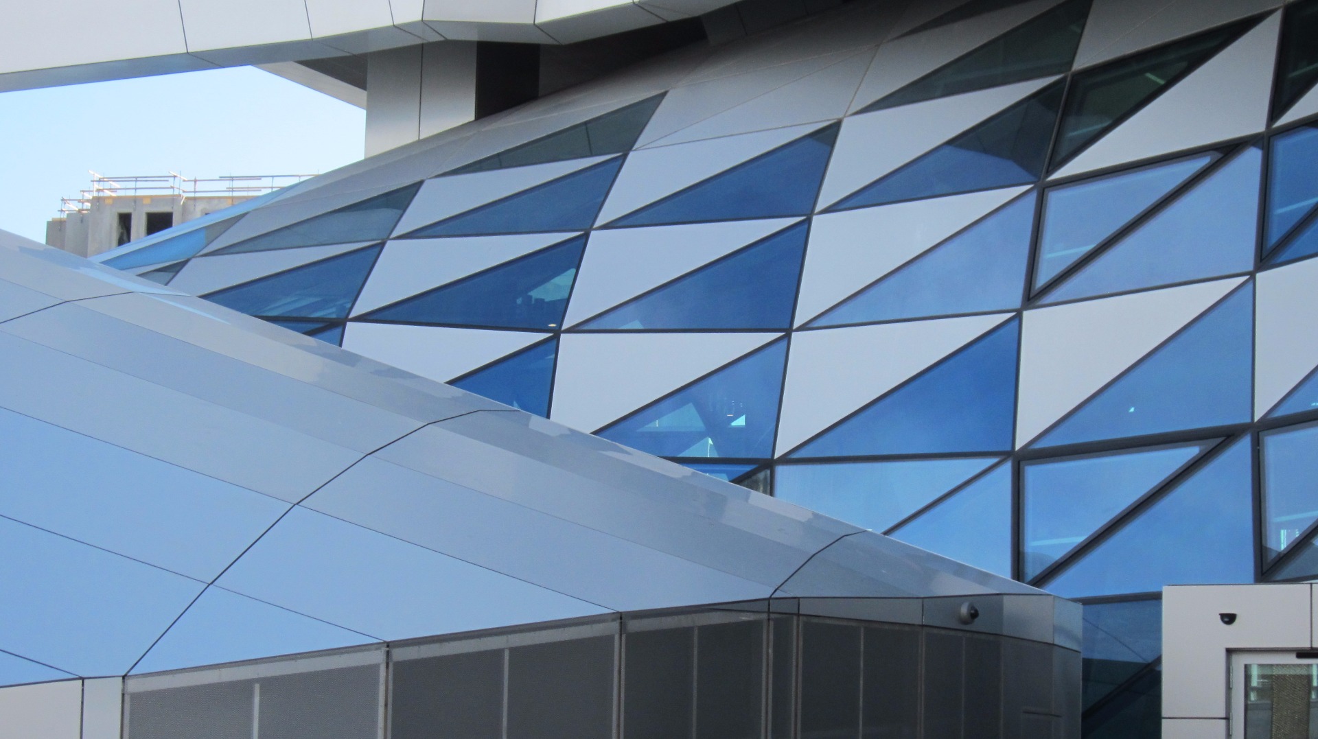7000 m2 dekket med Alucobond Plus farge 400