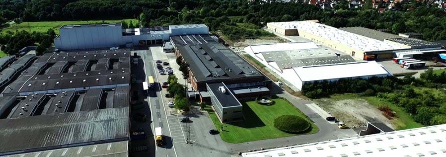 med et areal på ca. 40 000 m2 bestående av: Kontorer, høyreoler, lager- og produksjonsbygninger.
