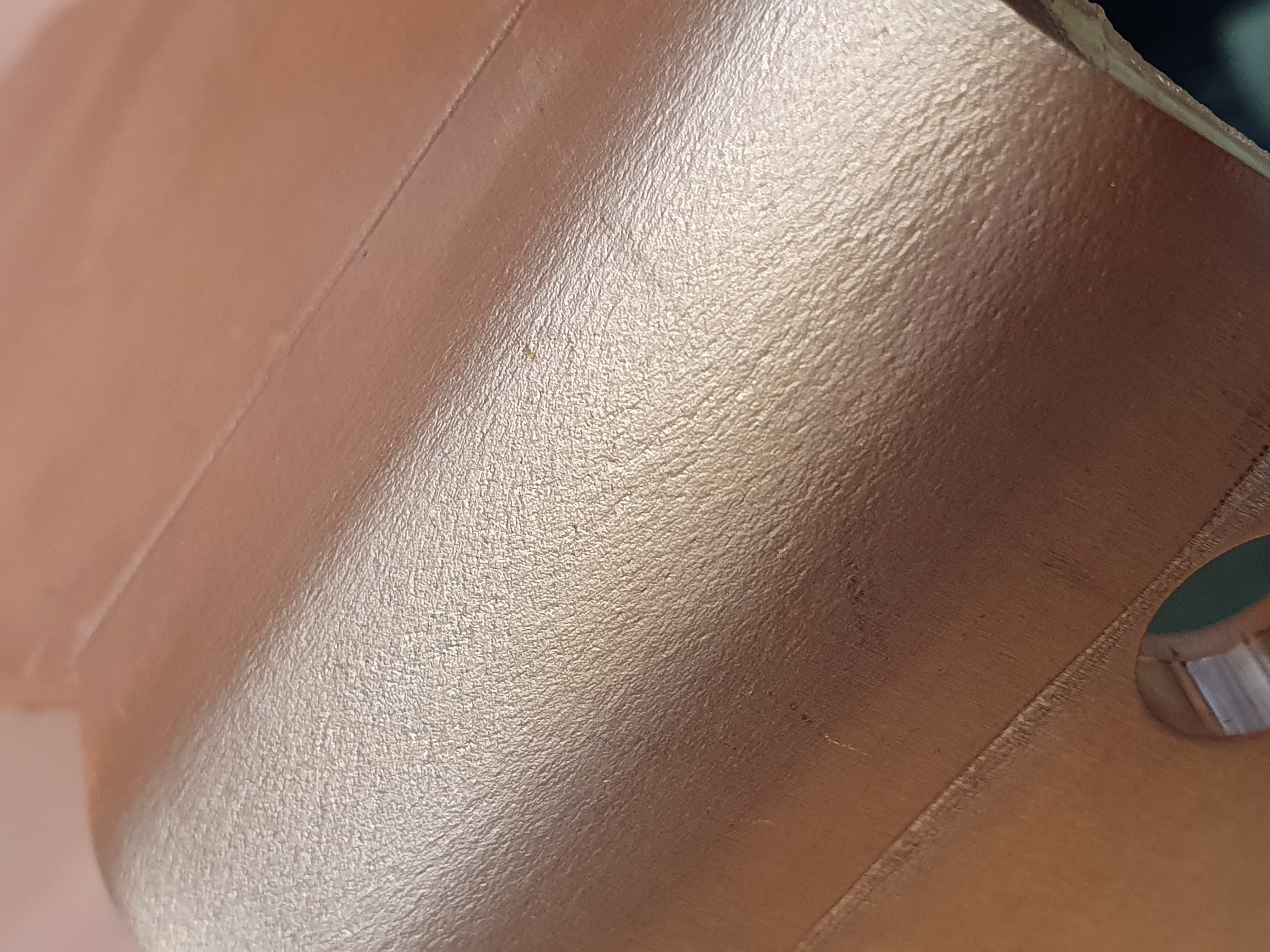 Bøyd kobber med strekkskader i bøyningen.